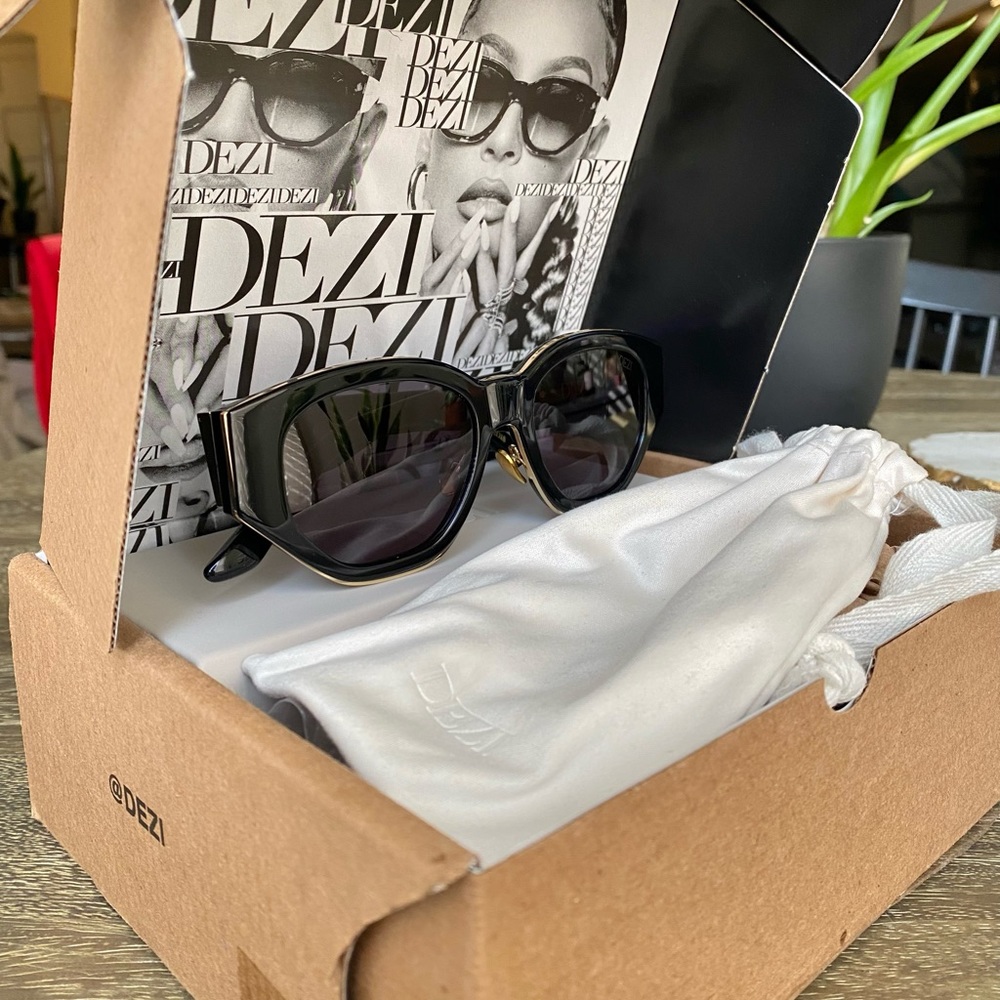 DEZI Charge It Sunglasses Black / Dark Smoke